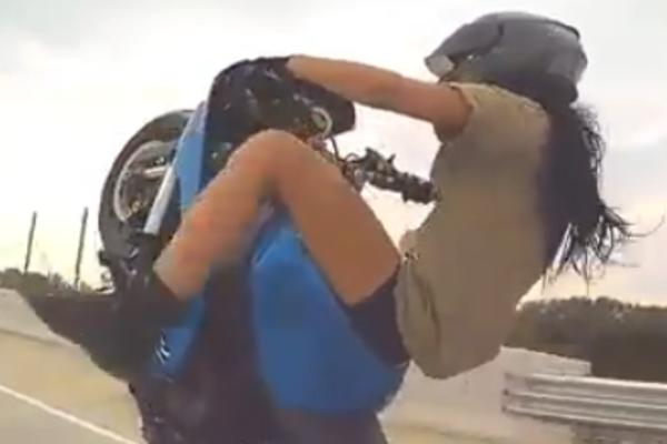 GDE ONA PROĐE SVE STAJE: Akrobacije devojke na MOTORU postale su pravi hit na internetu (VIDEO)