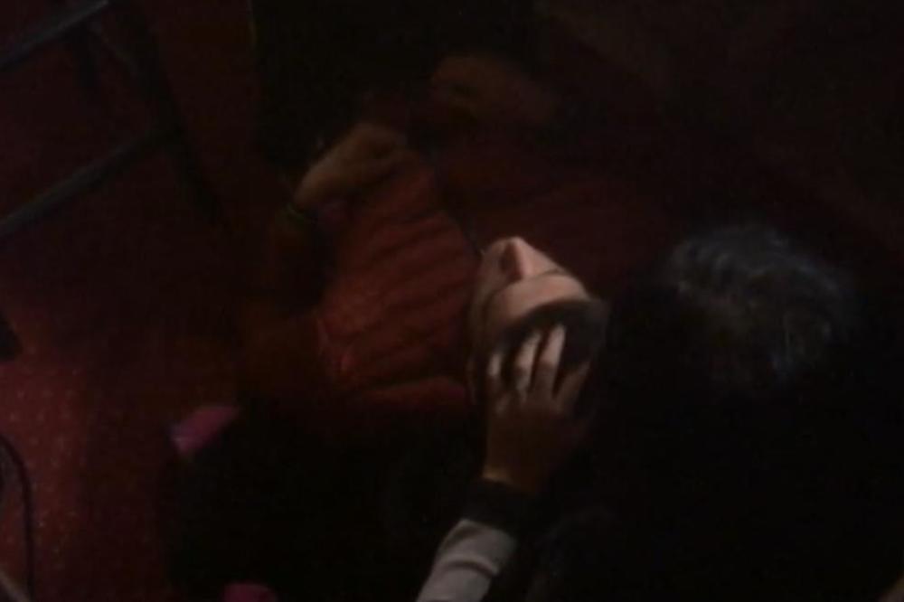 OTIŠLI SU U MRAK, ALI NISU USPELI DA SE SAKRIJU: Aleksandra zaskočila Davida, on nije mogao da joj se ODUPRE