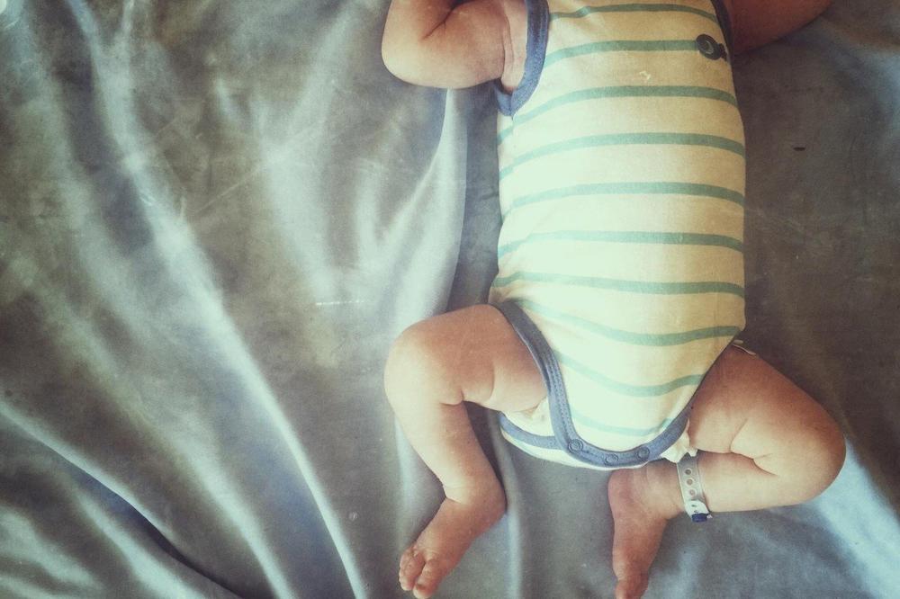 TRAŽI SE MAJKA KOJA JE OSTAVILA BEBU KOD POŽAREVCA! Novorođenče je bilo u pletenoj korpi, UVIJENO U ĆEBENCE