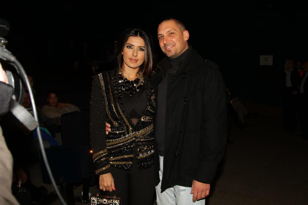 SKANDAL NA NASTUPU TANJE SAVIĆ! PEVALA U KAFANI ZA 500 €: Gurali joj pare među grudi, A ONDA njen muž napravio LOM!