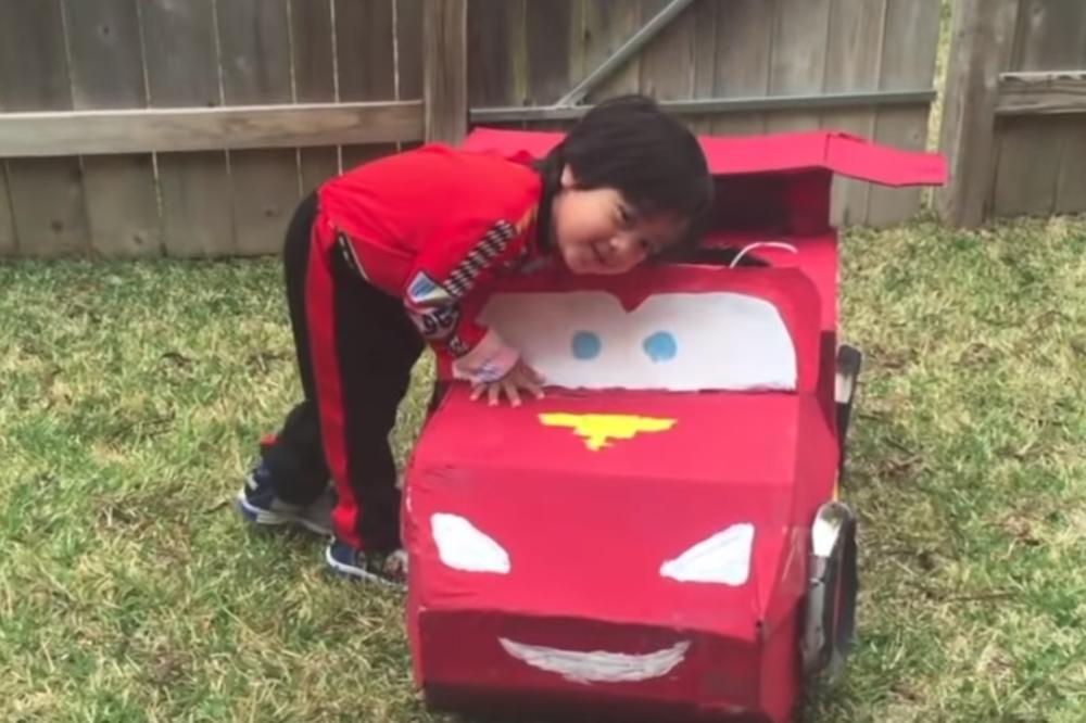 NEĆETE VEROVATI KAKO: Dečak (7) zaradio 22 miliona dolara za samo godinu dana