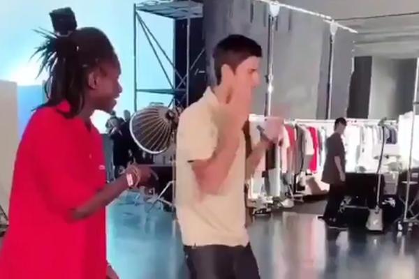 ĐOKOVIĆ IZAZVAO OPŠTI SMEH NA TVITERU: Pokušao je da imitira Majkla Džeksona, pa poljubio patos!