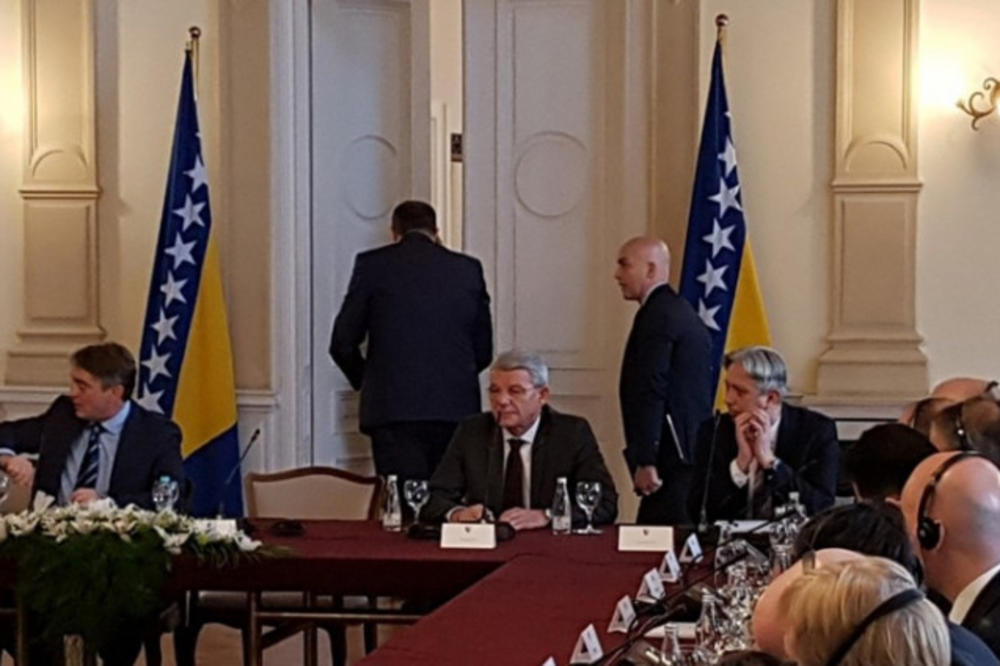 SVE JE POZDRAVIO, PA JE IZAŠAO IZ PROSTORIJE! Dodik napustio sednicu Predsedništva zbog ZASTAVE!