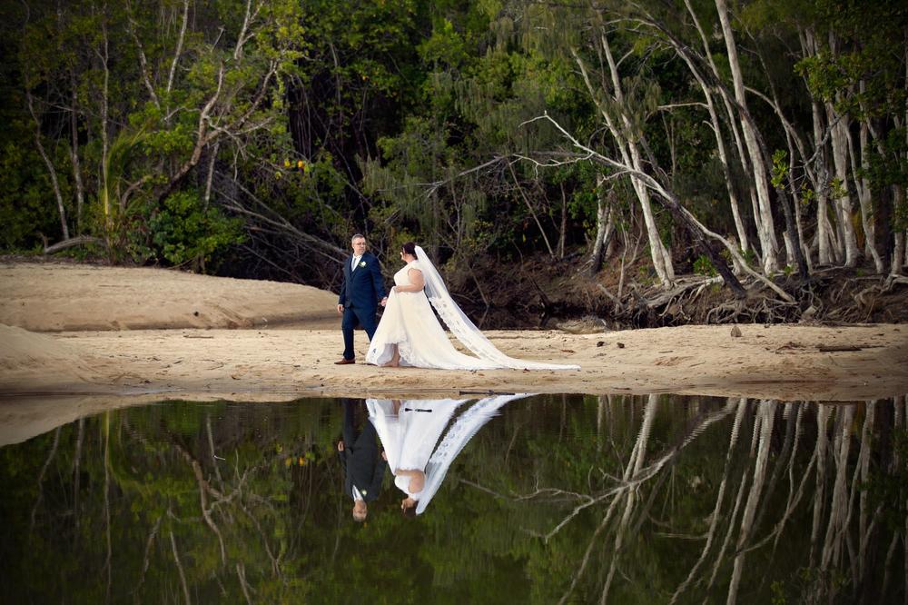 MLADENCI BEZBRIŽNO ŠETAJU, A NE VIDE ŠTA JE IZA NJIH! Ovaj detalj preplašio je mnoge!
