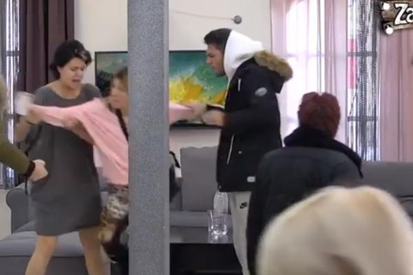 MINA KRENULA DA DAVI JELENU GOLUBOVIĆ: Opšti haos u Zadruzi, OBEZBEĐENJE na sve strane, Jelena VRIŠTI I PLAČE