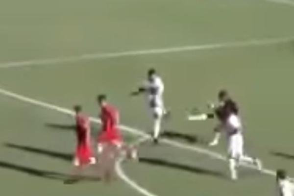 NEVEROVATNA PARADA: Ispucao je loptu, pogodio igrača protivničkog tima, a od njegove odbrane zastaće vam dah