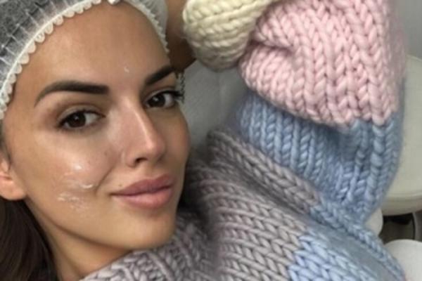 NEMA JOŠ NI 19, A OTIŠLA DA JOJ IGLAMA BODU LICE I PODMLAĐUJU JE? Šta je problem Sofije Šašić i tinejdžerki? (FOTO)