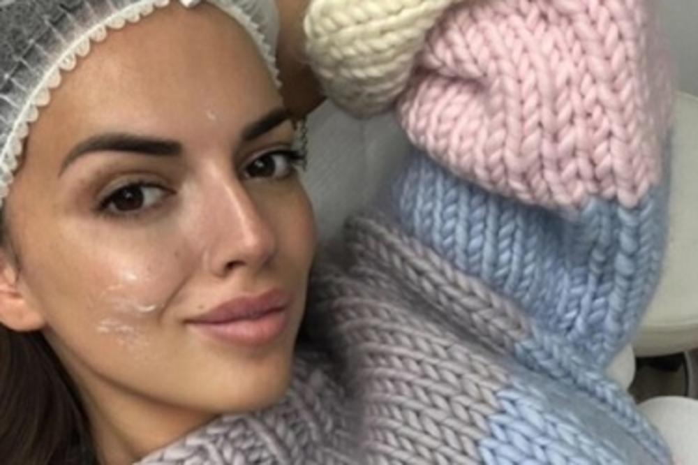 NEMA JOŠ NI 19, A OTIŠLA DA JOJ IGLAMA BODU LICE I PODMLAĐUJU JE? Šta je problem Sofije Šašić i tinejdžerki? (FOTO)