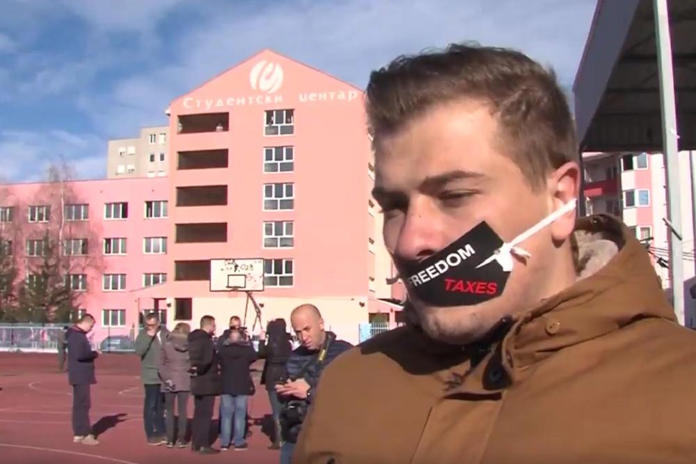 VEZANIH RUKU I USTA PROTIV SPONZORA KOSOVA! Studenti održali protestni performans u Kosovskoj Mitrovici!