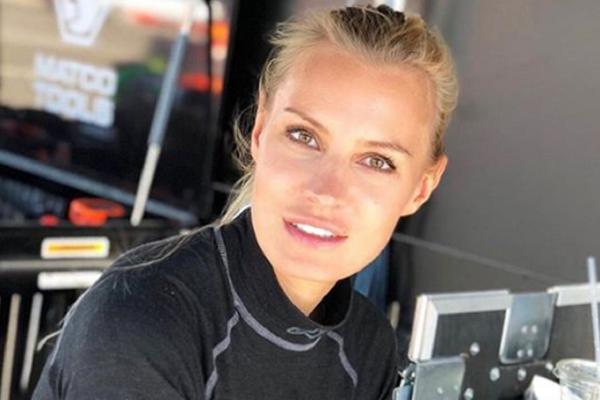 DECO, JEL VOLITE BRZU VOŽNJU?! Prelepa Plejboj zečica želi da se domogne F1 - što se nas tiče, primljena si!