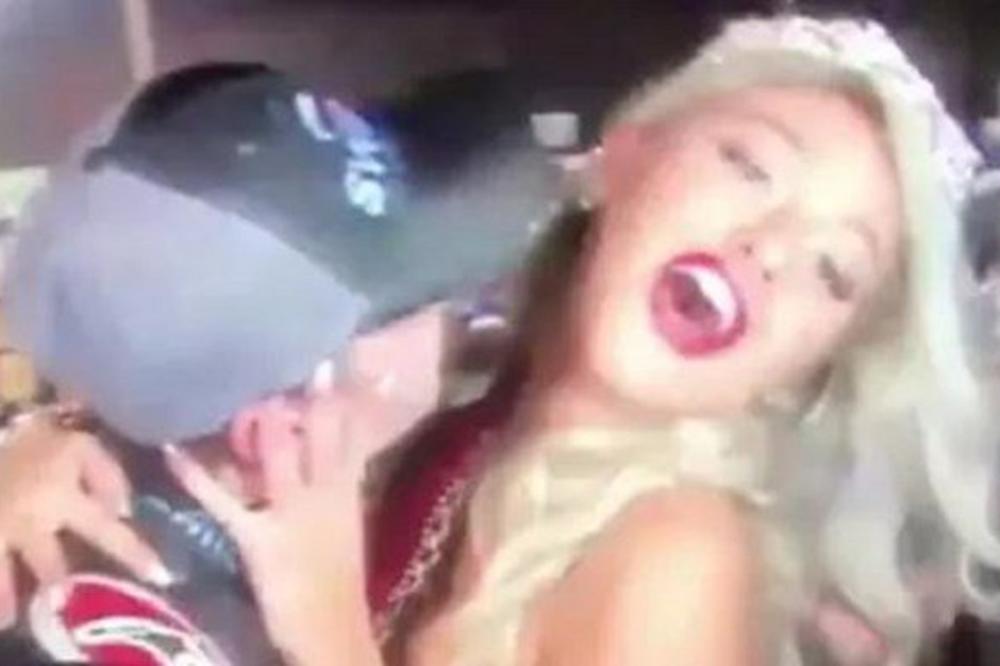 MLADI VOZAČ POKUŠAO DA POLJUBI MANEKENKU: Nije očekivao ono što je usledilo! (VIDEO)