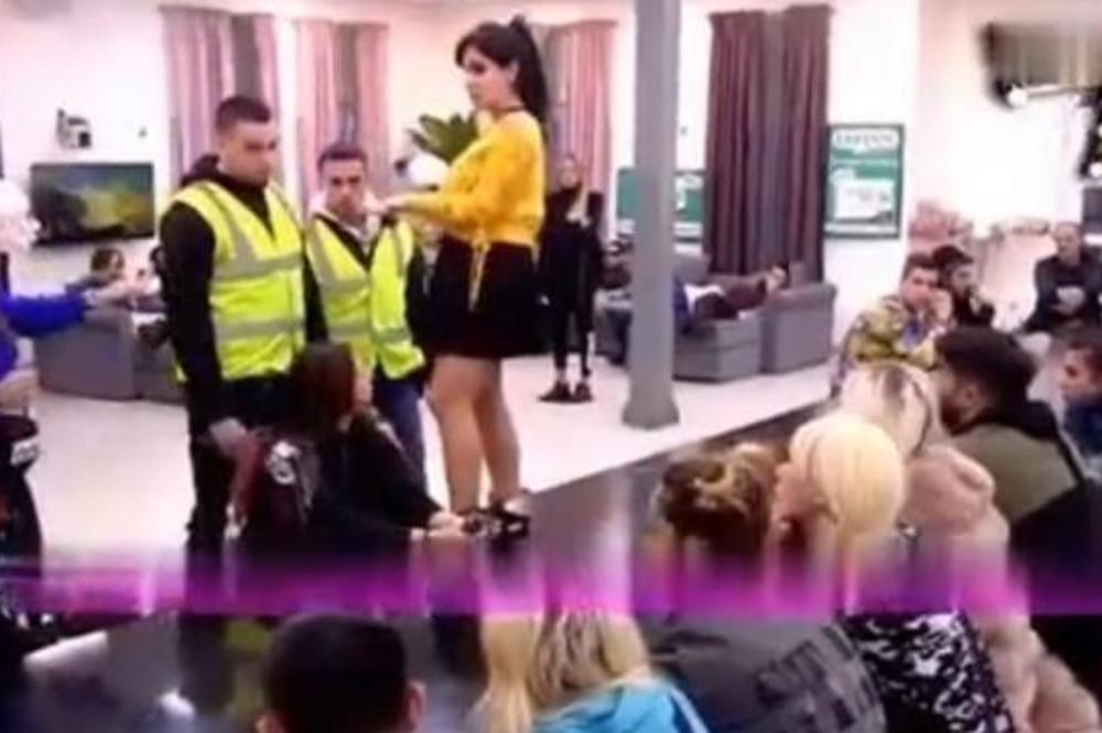 NAJGORI SUKOB MAJKE I ĆERKE UŽIVO U PROGRAMU: Ljuba i Aleksandra nasrnule jedna na drugu! Izbio opšti haos! (VIDEO)