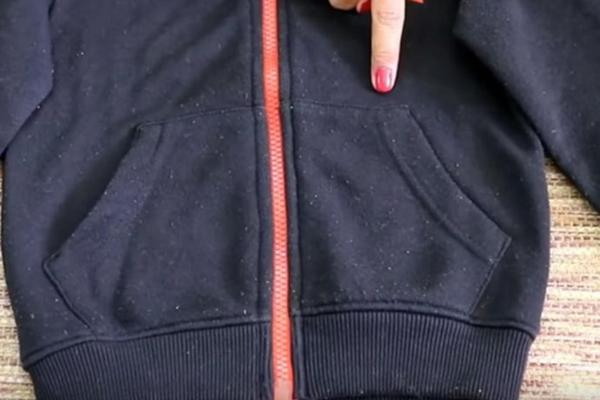 RUŽNE GRUDVICE NA ODEĆI SU PROŠLOST: Uz ovaj trik KAPUTI I DŽEMPERI će biti kao NOVI (VIDEO)