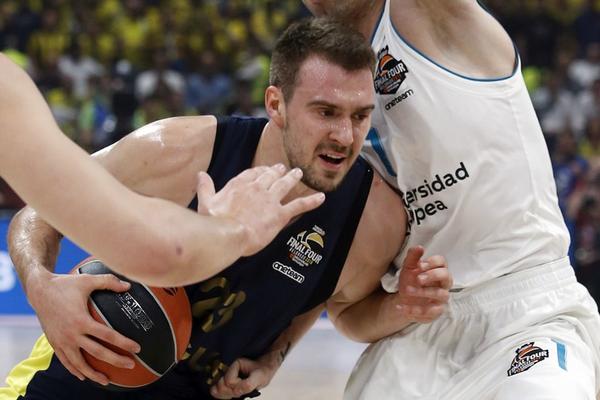 POJAVILA SE INFORMACIJA O TEŽINI GUDURIĆEVE POVREDE: Iz bolnice direktno seo u avion i otišao za Atinu!