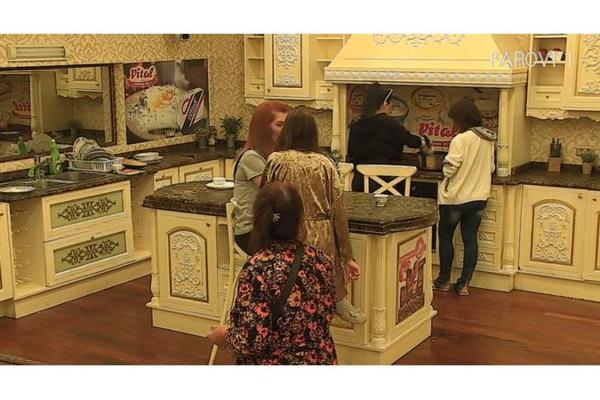 NEMOJ DA SI IZGOVORILA MOJE IME: Ćerka ZAPRETILA majci! Pa ima li igde ovako nešto?