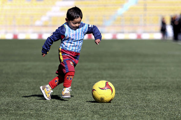 MESI, SVE SU MI UZELI, NEMAM NI LOPTU: Dečak preživljava pakao, Talibani bi da ga ubiju, a njemu je fudbal sve!