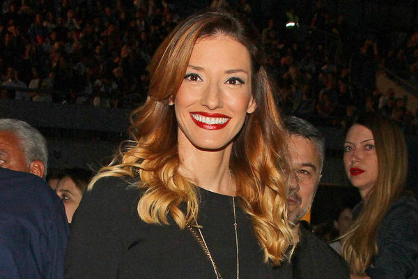 OD RUŽNOG PAČETA DO LABUDA: Poznata voditeljka je sa 18 izgledala skroz DRUGAČIJE! DRASTIČNO SE PROLEPŠALA! (FOTO)