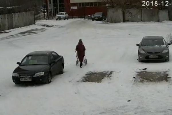 MAJKA JE GURALA KOLICA SA BEBOM PO SNEGU: Danas ceo svet priča o ovom snimku! (VIDEO)