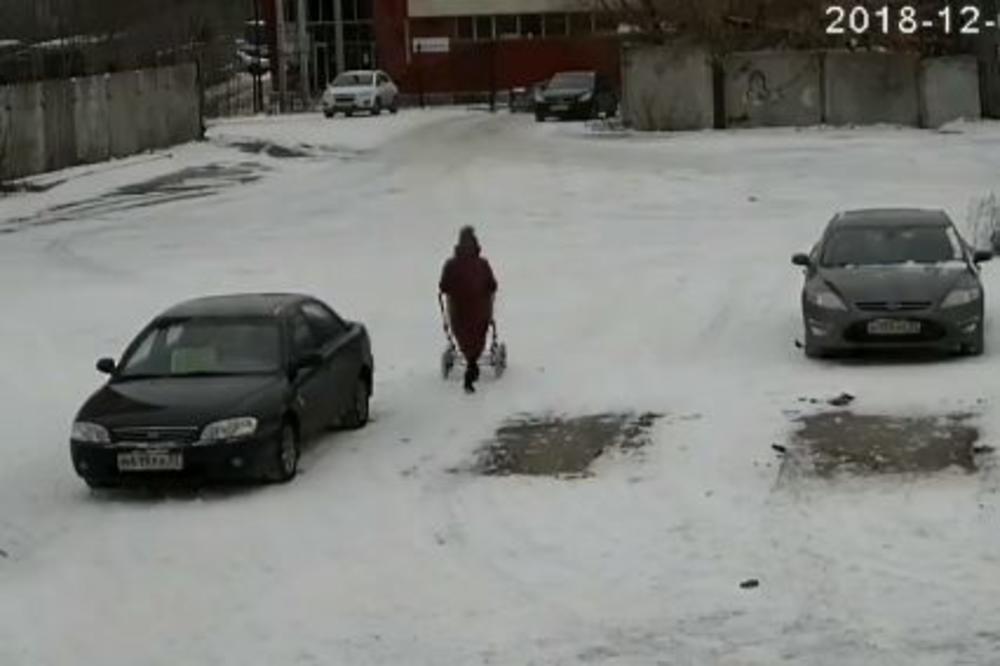 MAJKA JE GURALA KOLICA SA BEBOM PO SNEGU: Danas ceo svet priča o ovom snimku! (VIDEO)