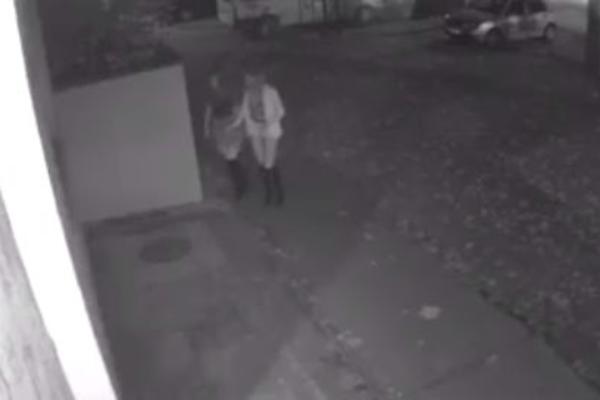 DVE FENSI DEVOJKE HODALE SU ULICOM SRPSKOG GRADA: Jedna od njih je ČUČNULA, nije znala da sve snima KAMERA! (VIDEO)