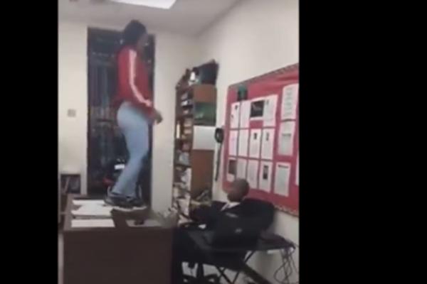 SNIMLJENO NEVIĐENO DIVLJANJE NA ČASU! Učenica se popela na sto profesora, reakcija razreda je PORAŽAVAJUĆA!