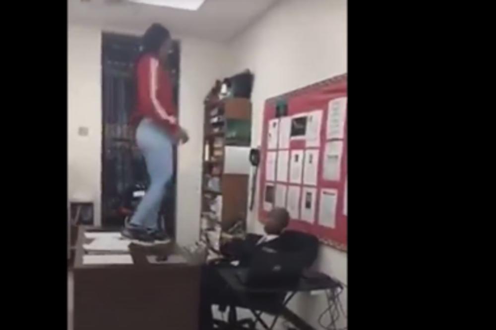 SNIMLJENO NEVIĐENO DIVLJANJE NA ČASU! Učenica se popela na sto profesora, reakcija razreda je PORAŽAVAJUĆA!