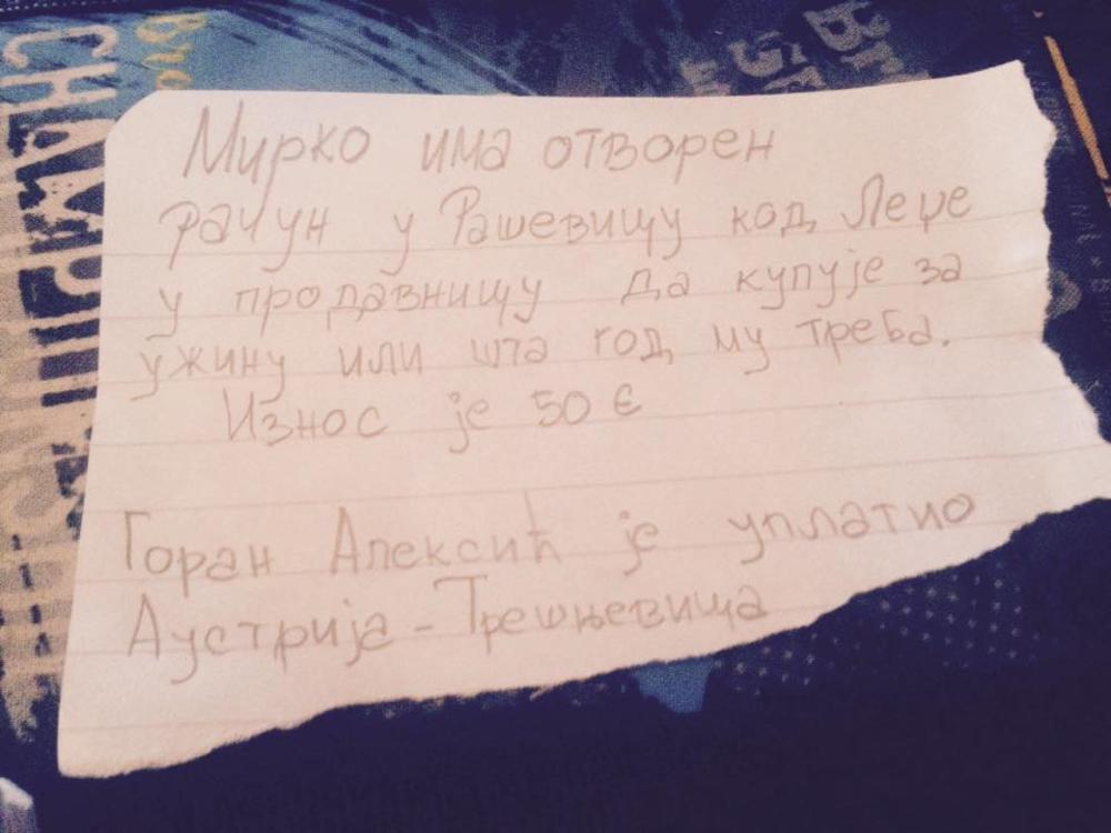 Humani ljudi daju priloge  