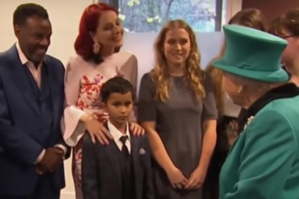 KRALJICI JE BILO JAKO NEPRIJATNO! Dečak se upoznavao sa njom, pa uradio nešto neočekivano! (VIDEO)