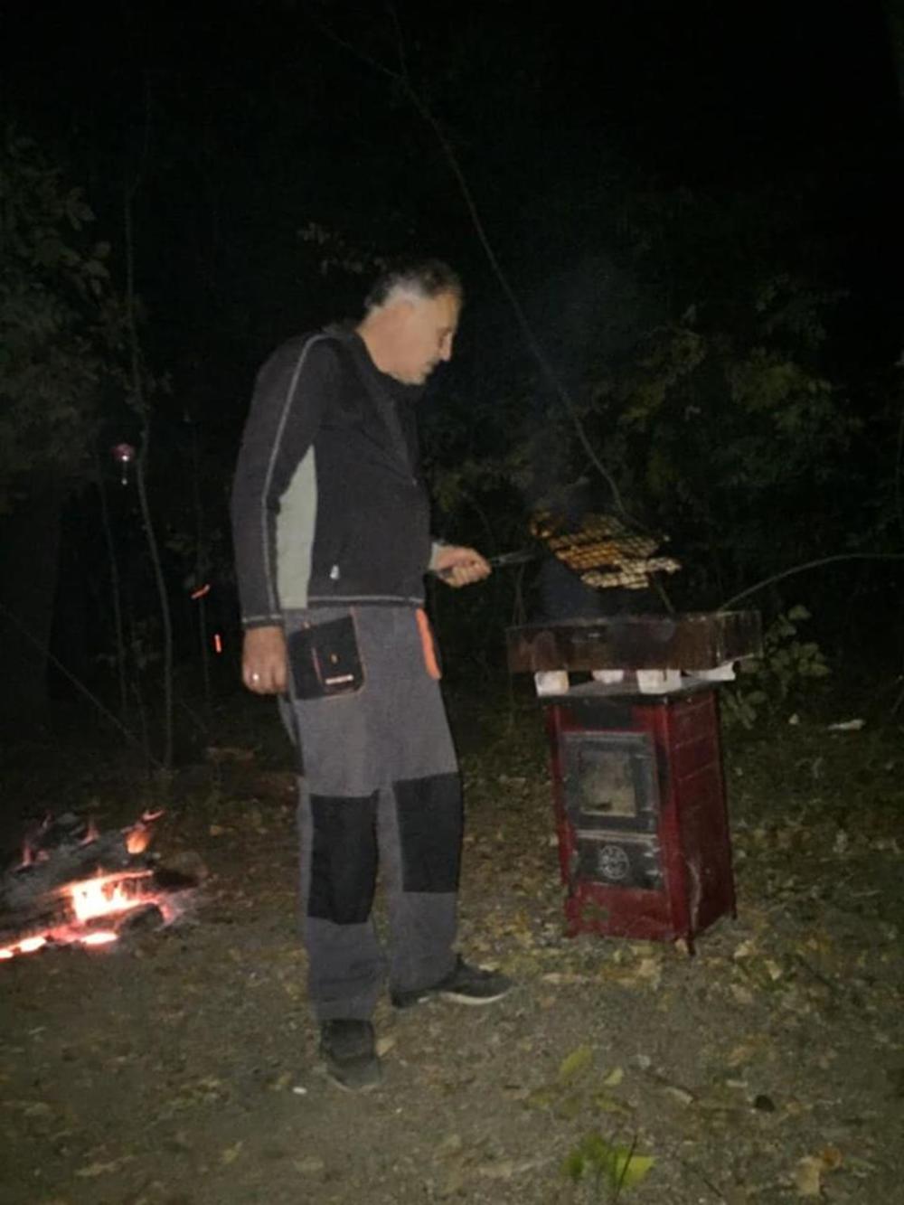 Mile uživa u prirodi i roštilju  