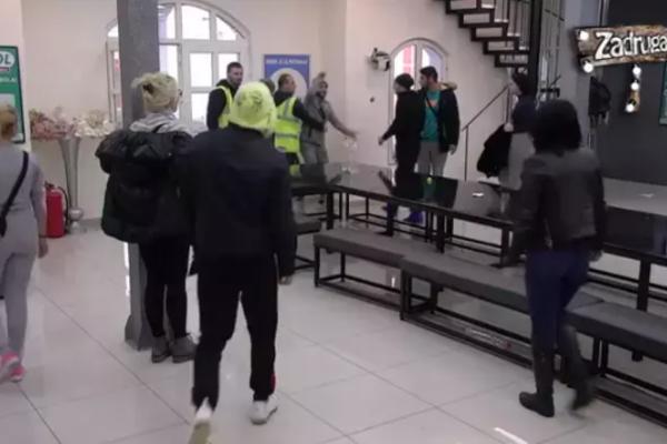 JEZIVI NERVNI SLOM: Bacao sve pred sobom! Polupao kuhinju! Obezbeđenje nije moglo da ga obuzda (VIDEO)