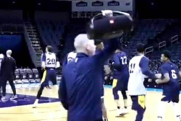 ŽURKA U DENVERU: Maloun uneo kasetofon u dvoranu, Jokić skakutao kao malo dete!