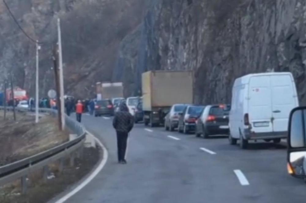 STRAVIČNA NESREĆA NA IBARSKOJ MAGISTRALI: Žena poginula kada ju je oborio kombi, pa je NABACIO na automobil!