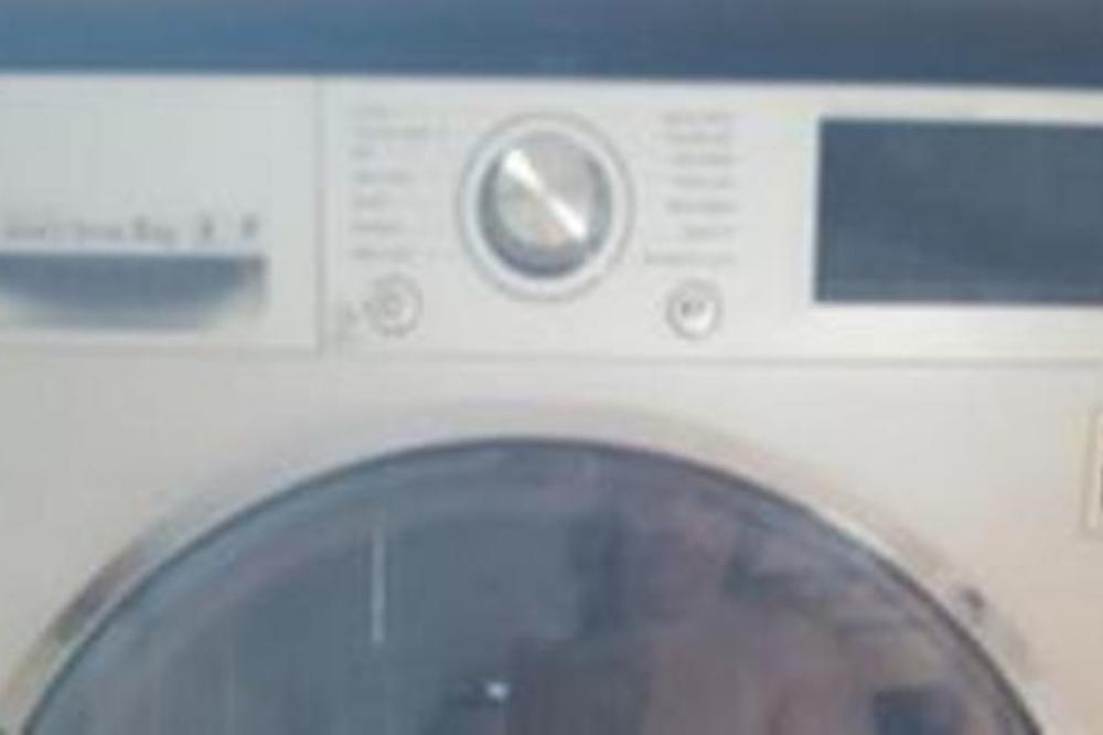 SVI GLEDAJU I NE VERUJU: Objavila fotku veš mašine, ali s njom i svoje GOLE GRUDI! Društvene mreže gore! (FOTO)