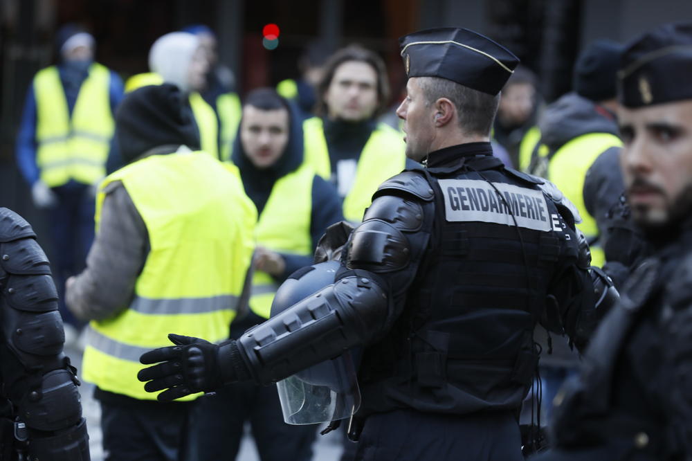 ŽUTI PRSLUCI MARŠIRAJU JELISEJSKIM POLJIMA! Opsadno stanje u Parizu, na ulicama OKLOPNA VOZILA i 89.000 policajaca