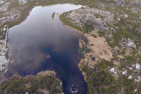 RUPA KOJA GUTA SVE PRED SOBOM: Dron snimio najveću misteriju nasred jezera (VIDEO)
