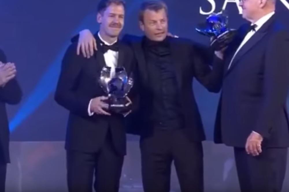 LUDA SCENA NA DODELI NAGRADA: Bivši šampion sveta mrtav pijan na bini, reakcija njegove žene postala je HIT!