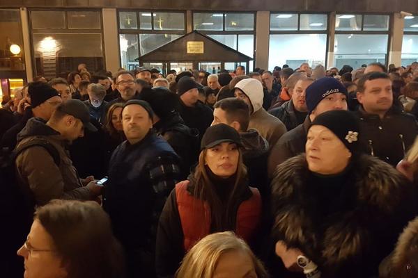 ODRŽAN PROTEST NA PLATOU ISPRED FILOZOFSKOG FAKULTETA: Kolona prošetala centrom grada (FOTO)