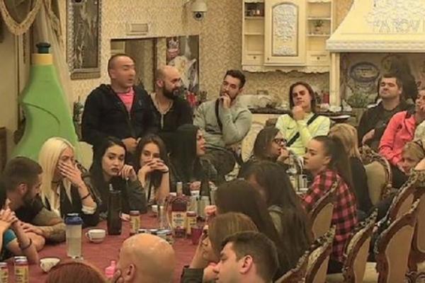 SAD GA STVARNO PRETERA! Takmičarka RAŠIRILA NOGE, sve se videlo! (FOTO)