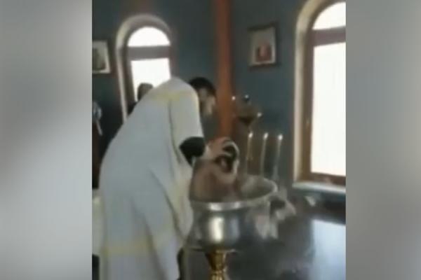 DETE JEDVA PREŽIVELO KRŠTENJE: Ono što mu je sveštenik URADIO je zaista uznemirujuće! (VIDEO)