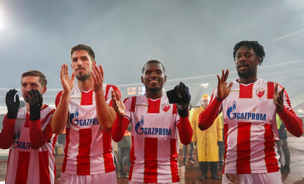 Fudbaleri Crvene zvezde proslavljaju pobedu  