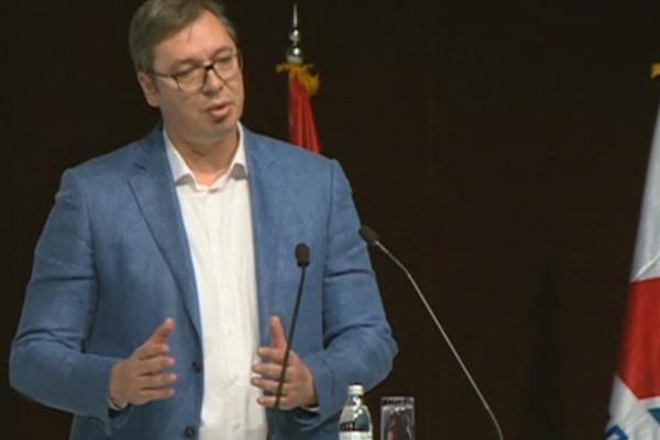 VUČIĆ STIGAO U LUČANE: Predsednik se obraća građanima, a zatim sledi miting SNS u Guči