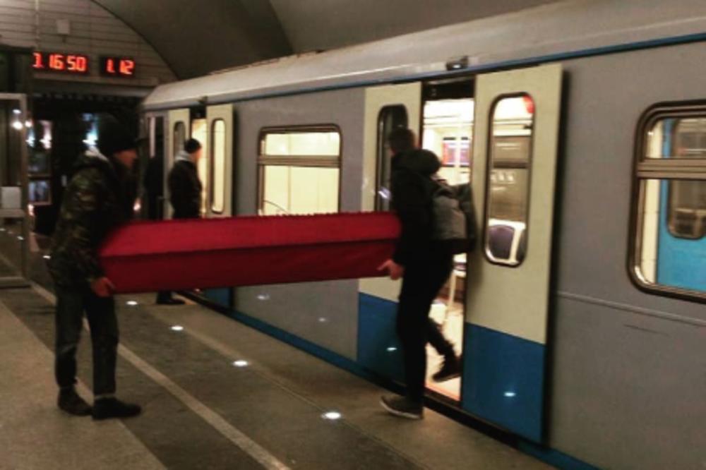 RUSI BEZ IKAKVOG PROBLEMA UNELI MRTVAČKI SANDUK U METRO: Putnike je prošla jeza, prenosili su LEŠ?! (VIDEO)