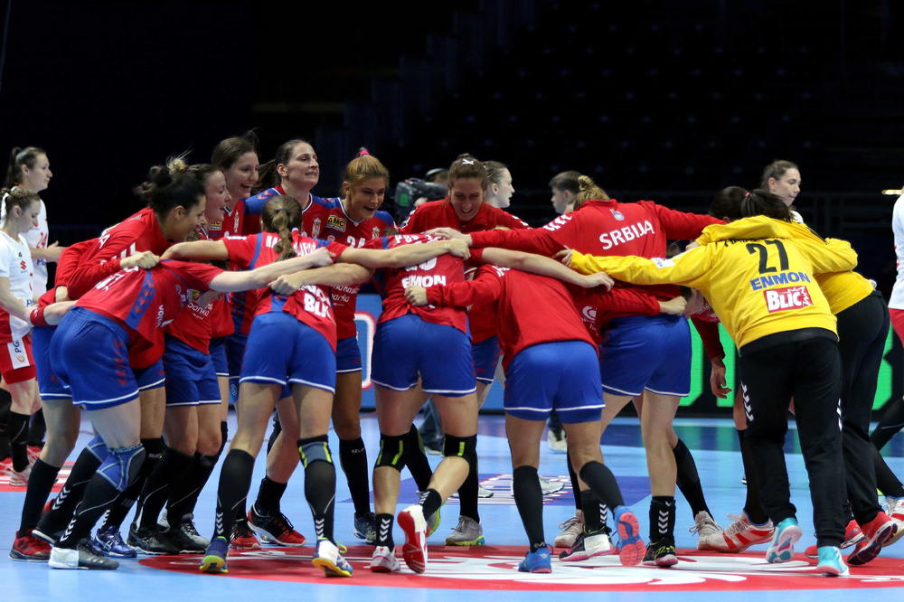 NE MOŽEŠ LOPATOM NA BAGER: Ruskinje očitale lekciju Srbiji