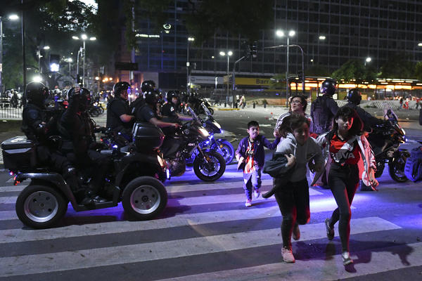 "PLAŠIM SE DA ĆE NEKO IZGUBITI ŽIVOT"! GRAD U KOME SE MEŠTANI PLAŠE DA IZAĐU IZ KUĆE: Nasilje vlada ulicama