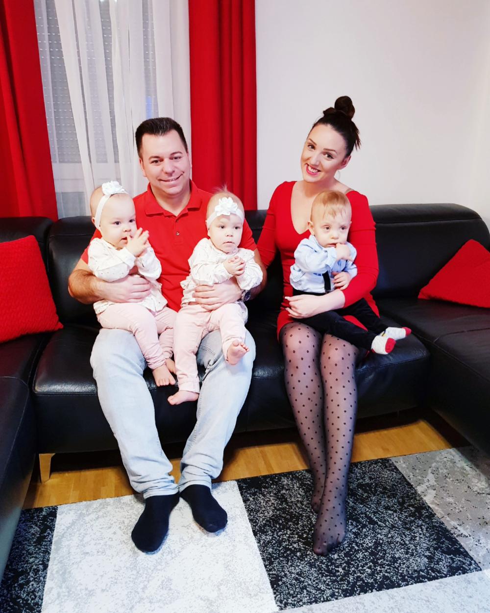 Porodica uživa u toploti doma  