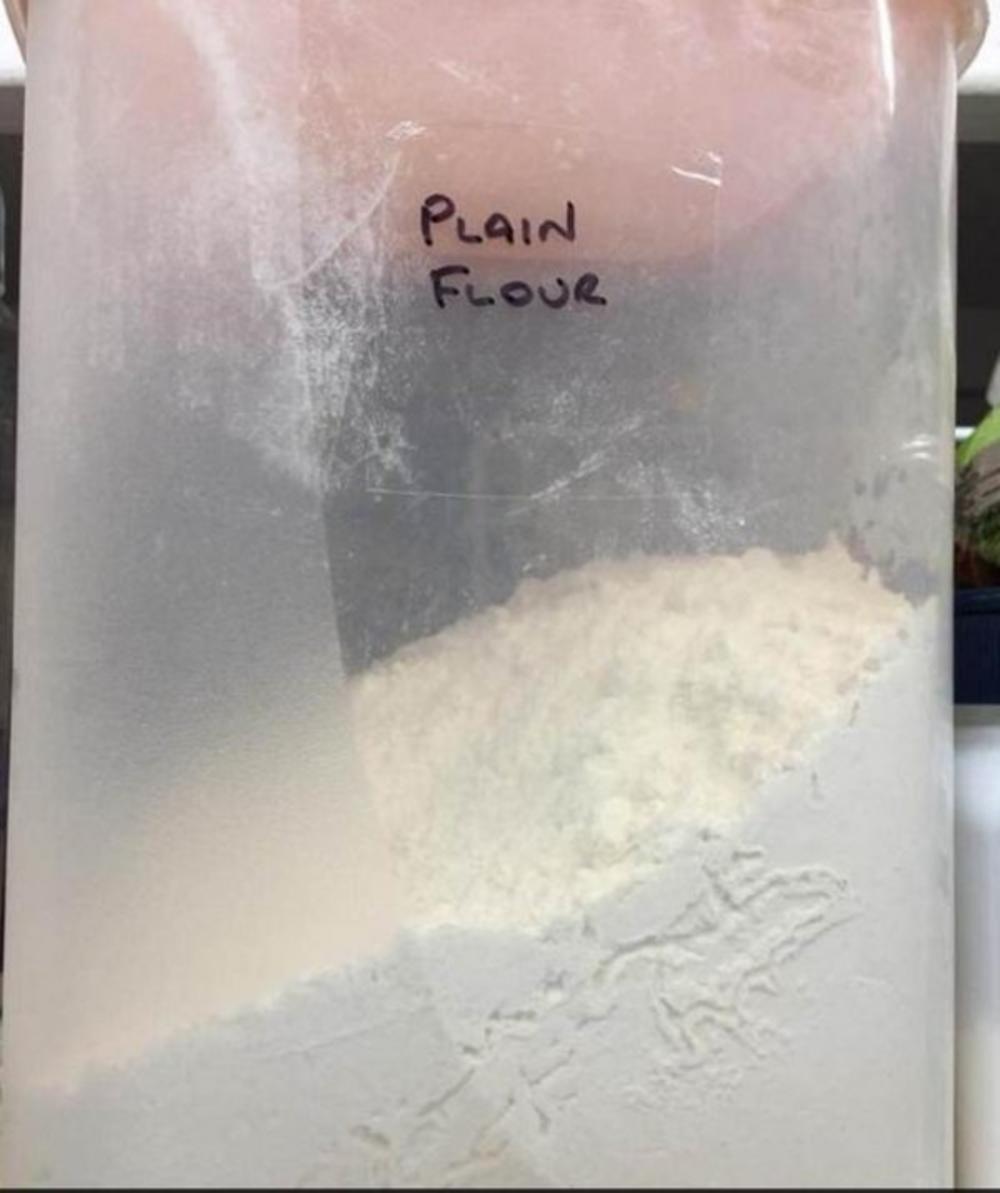 DELUJE KAO GOMILA BRAŠNA  