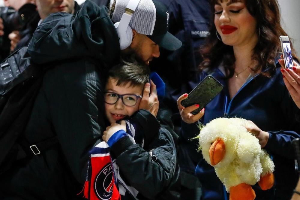 PANIKA NA TRENINGU PSŽ-A: Preskočio ogradu i upao na teren, obezbeđenje jurcalo za njim, a onda se pojavio Nejmar!