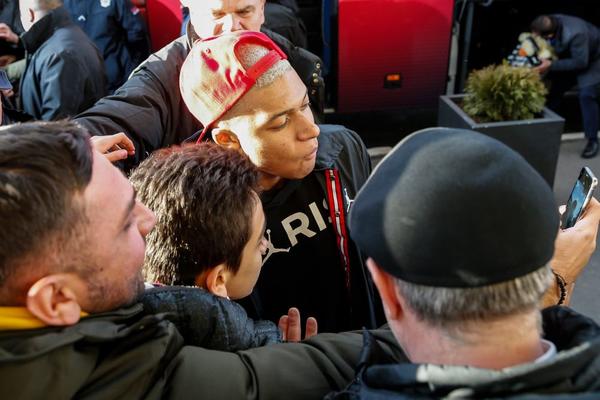 SRBI VIŠE VOLE MBAPEA OD NEJMARA: Navijači zbog Francuza nisu hteli da puste autobus da krene sa aerodroma!