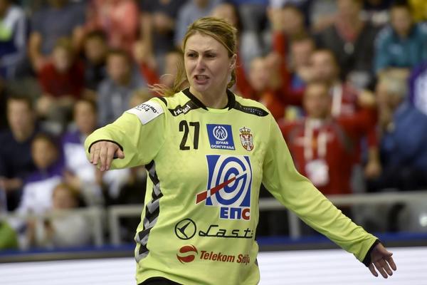 KAKAV UDARAC ZA SRBIJU! Katarinu Tomašević na rukama devojke iznele sa terena, stradalo je koleno!