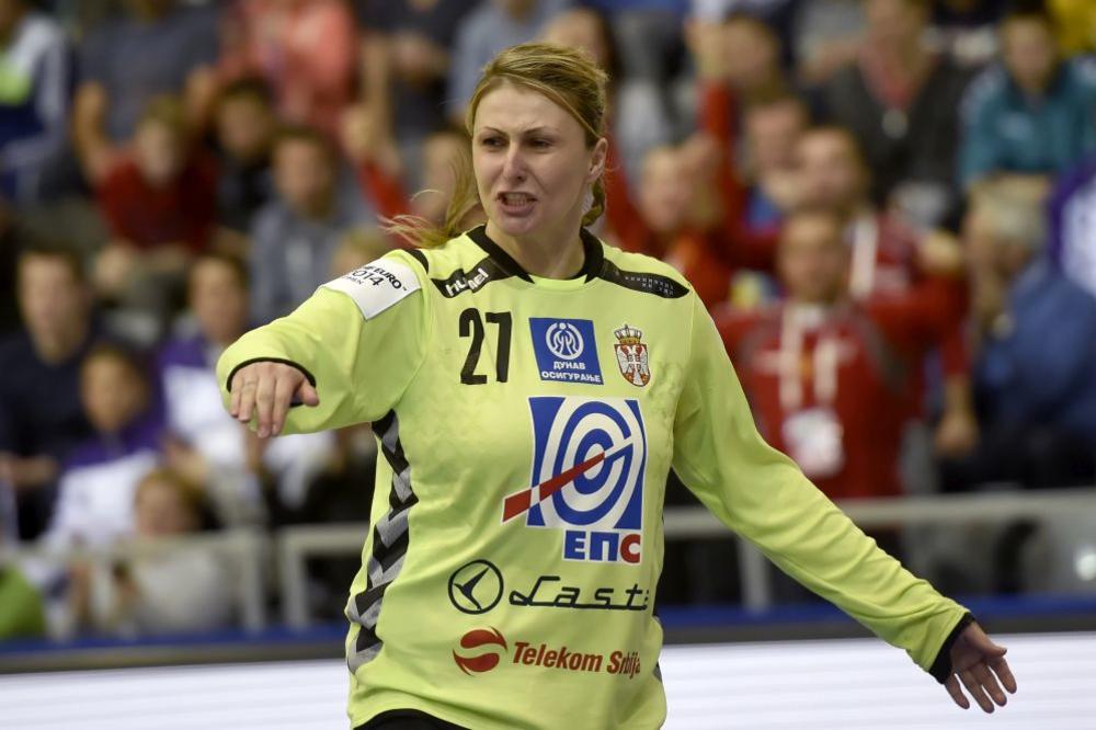 KAKAV UDARAC ZA SRBIJU! Katarinu Tomašević na rukama devojke iznele sa terena, stradalo je koleno!